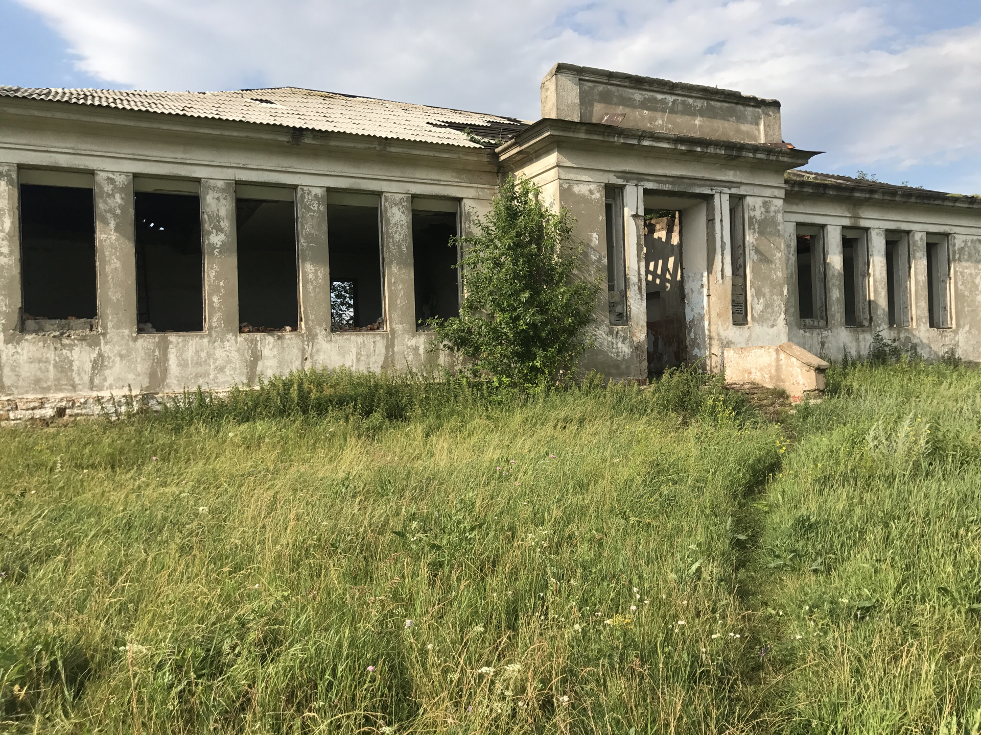 Заброшенная школа. Заброшенная школа в Красноуральске. Калиновский сельсовет Курская область заброшенная школа. Карманово школа заброшенная. Красноуральск заброшенные здания.