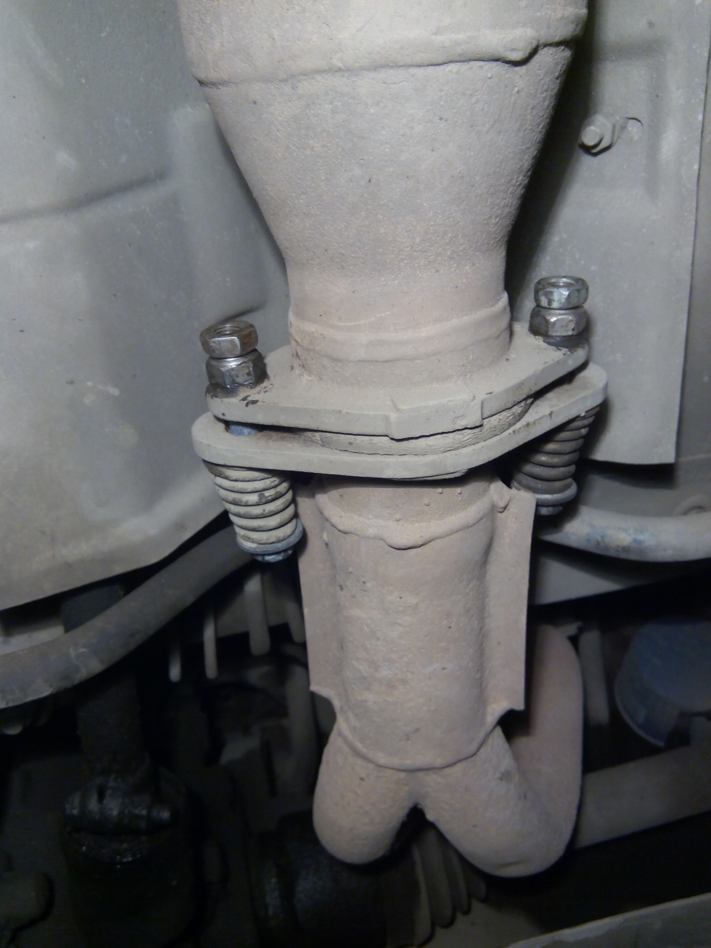 Крепление резонатора ваз 2114. Крепление нейтрализатор. Катализатор с трубой ваз 2110. Каталитический нейтрализатор ваз 2114. Крепление катализатора ваз 2110.