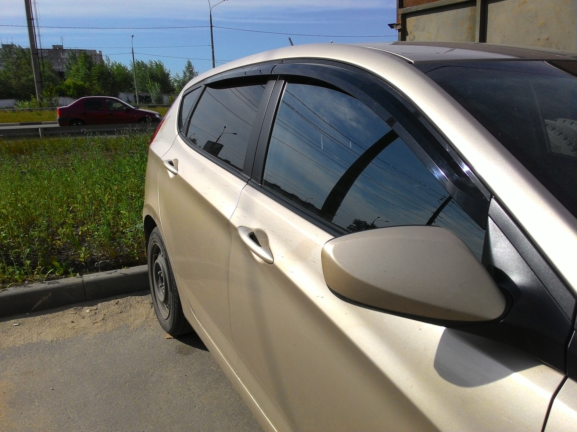 Дефлекторы solaris. Ветровики Hyundai Solaris хэтчбек 2012. Ветровики на Хендай Солярис 2011. Ветровики на Хендай Солярис 2021. Дефлекторы (ветровики) Hyundai Solaris Hatchback.