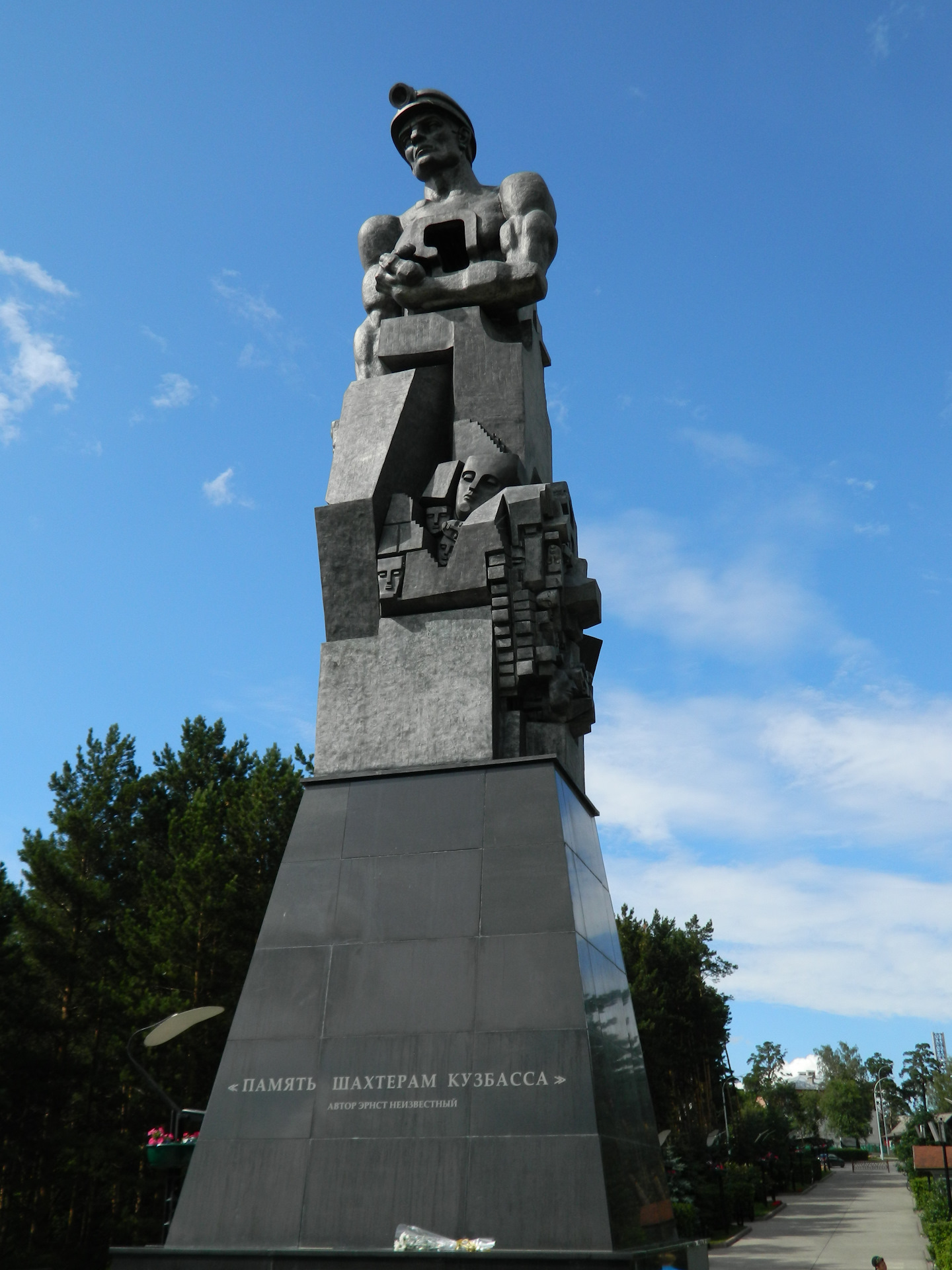 Памятник память. Монумент память шахтерам Кузбасса г Кемерово. Монумент Эрнста неизвестного память шахтерам Кузбасса. Семь чудес Кузбасса монумент память шахтерам Кузбасса. Кемерово монумент память шахтерам.