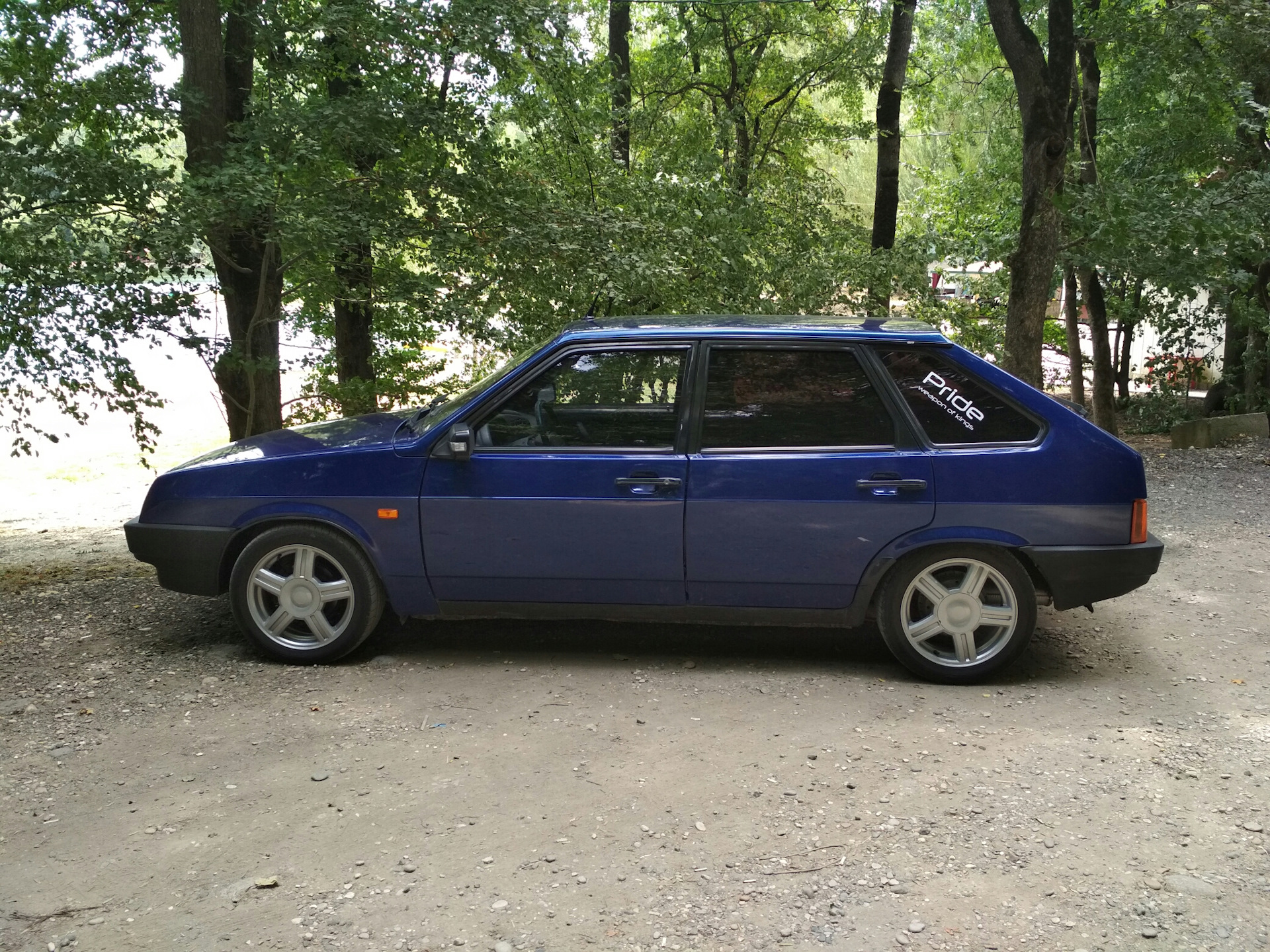 Ваз 2109 мускари. 2109 мускари. Ваз 2109 мускари. Ваз 2109 цвет мускари. Ваз 2109 синяя тонированная.