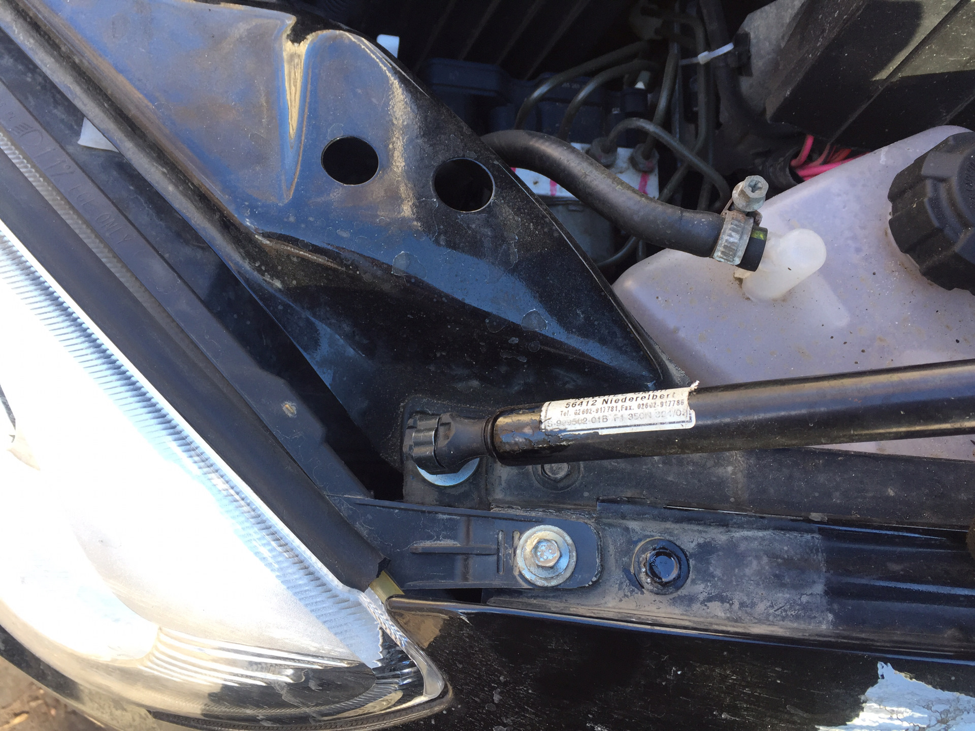 Газовый упор капота — Lada Гранта лифтбек, 1,6 л, 2014 года ...