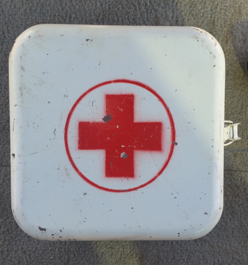 аптечка газ 24 в ногах пассажира. аптечка металлическая ссср. аптечка автомобильная ссср. аптечка газ. военная аптечка уаз 452.