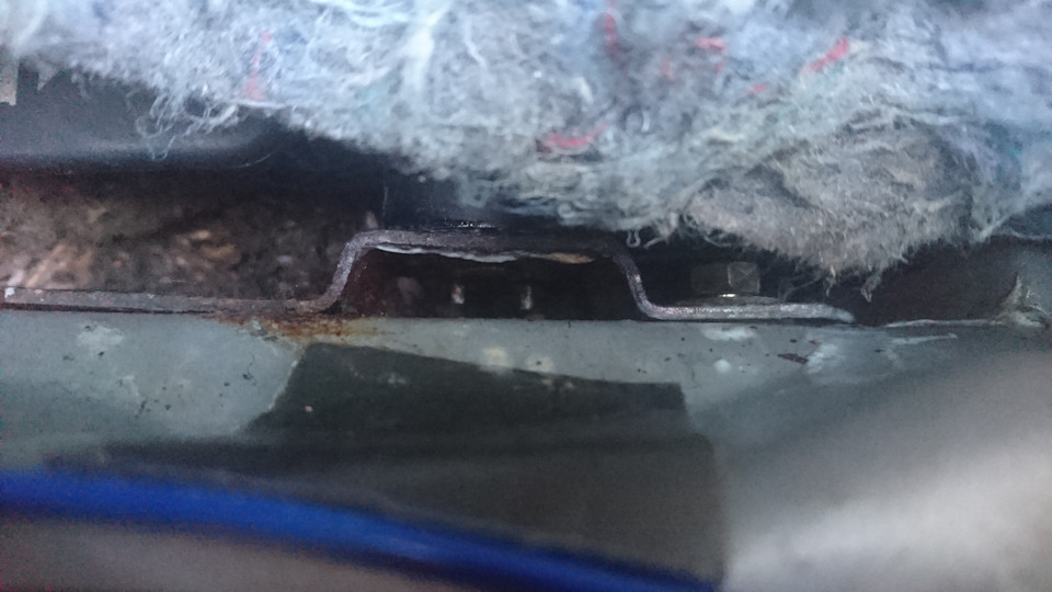 Закисший тросик лючка бензобака — Ford Mondeo III, 1,8 л, 2001 года ...