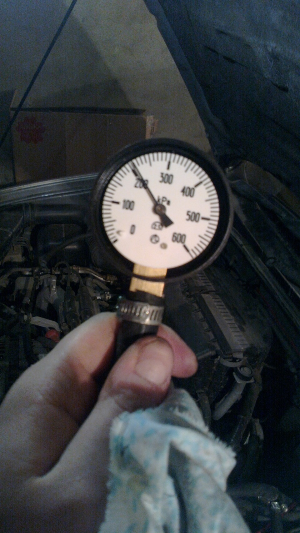 Давления в топливной рампе уаз 421. Как померять давление в рампе. Манометр измерения давления топлива ваз 2110 инжектор. Замер давления топлива нива 21213. Давление топлива 4age.