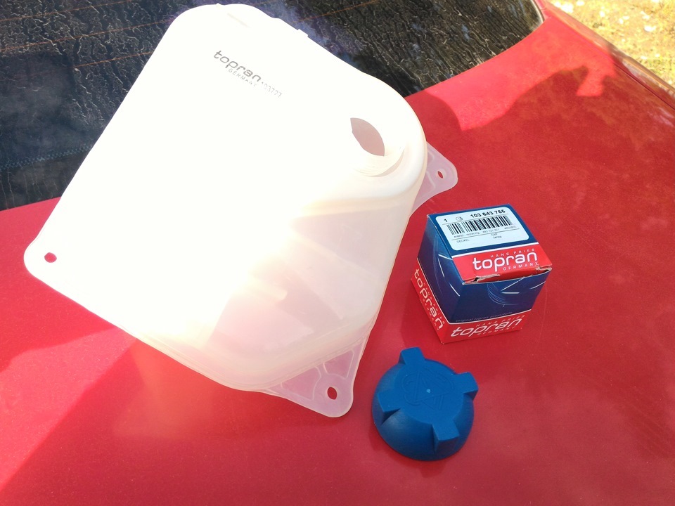 Замена бачка омывателя и реставрация патрубка охлаждайки — Audi 100 (C4 ...