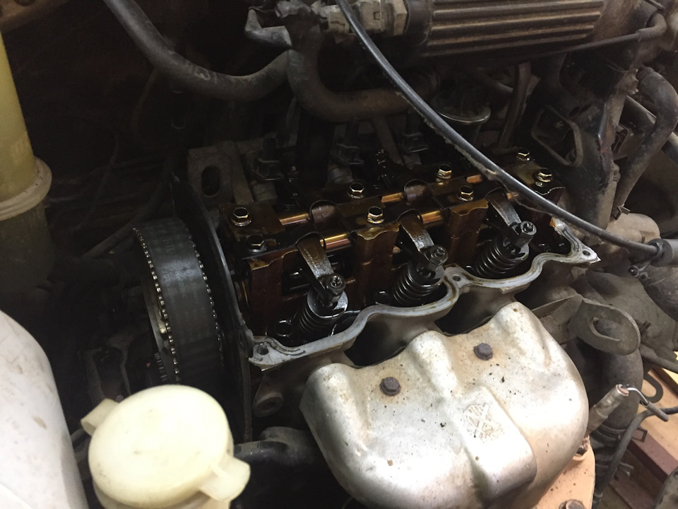 Регулировка клапанов, замена сальников распредвала и переднего ...