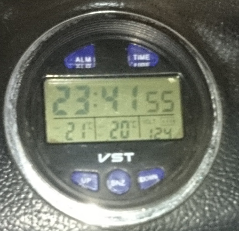 Vst часы как установить время. Цифровой автомобильный вольтметр VST 706. Бортовой компьютер VST 7048v. Часы VST 7042 В УАЗ Патриот.
