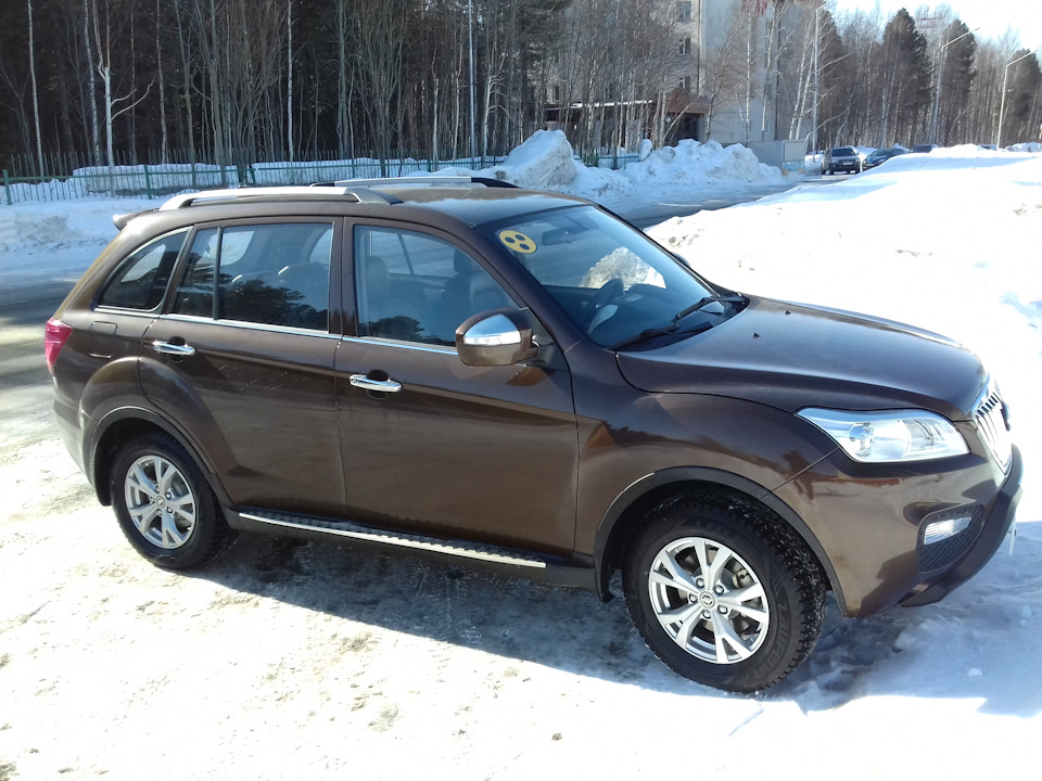 Вот так прилепил на лобовое стекло изнутри. — Lifan X60