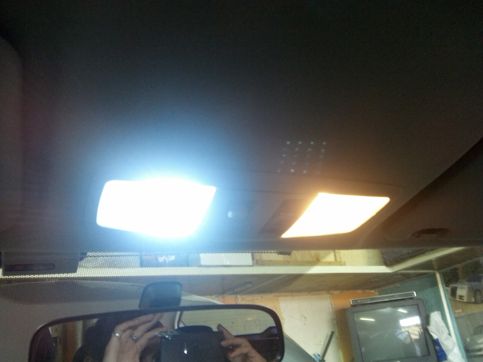 Замена потолочных светильников — Mitsubishi Outlander XL, 3 л, 2008 ...
