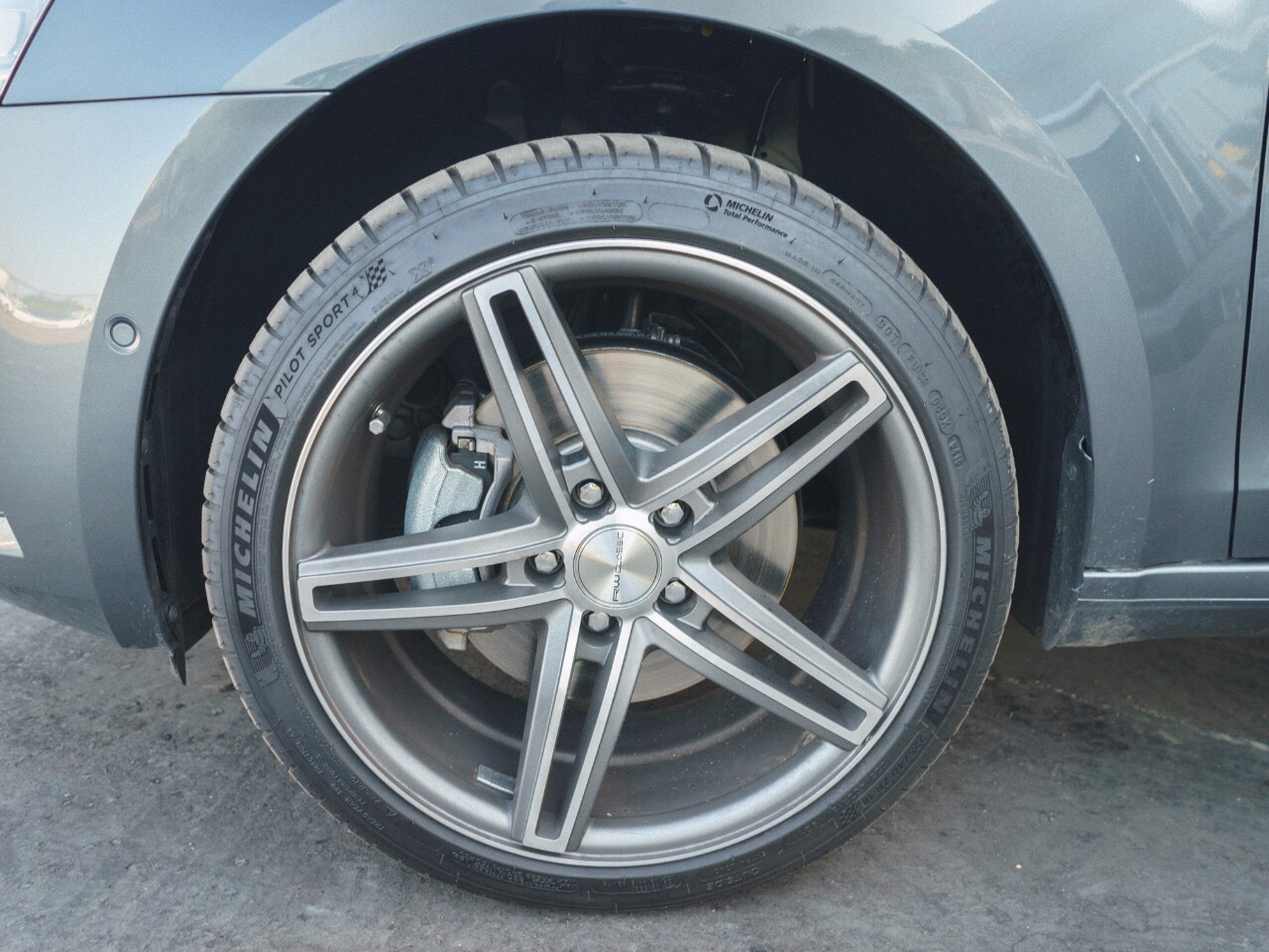 Шины r18. 225/45 R18. 225/45 R18 Octavia. 225/45 R18 Октавия. Резина 225 45 18 Octavia.