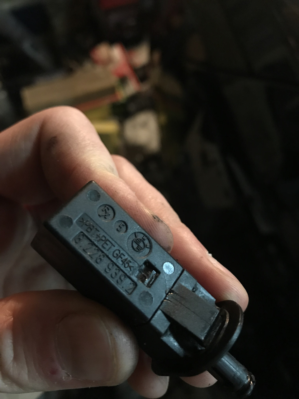 Кнопка крышки бензобака — BMW 5 series (E60), 2,5 л, 2006 года | своими ...