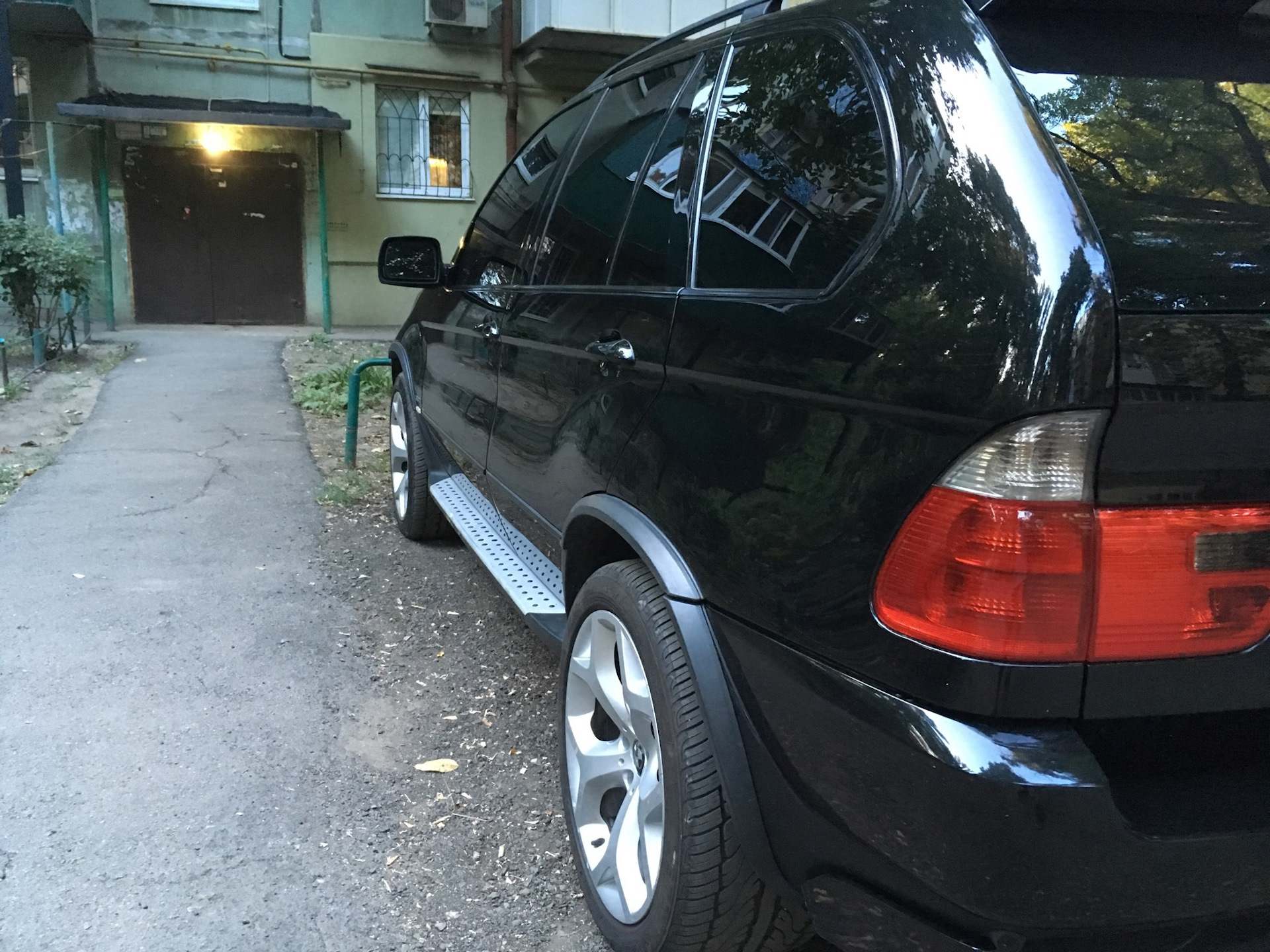 Арка е53. Расширители арок BMW e53. БМВ х5 е53 расширение арок. БМВ е53 расширение арок. Расширители арок x5 e53.