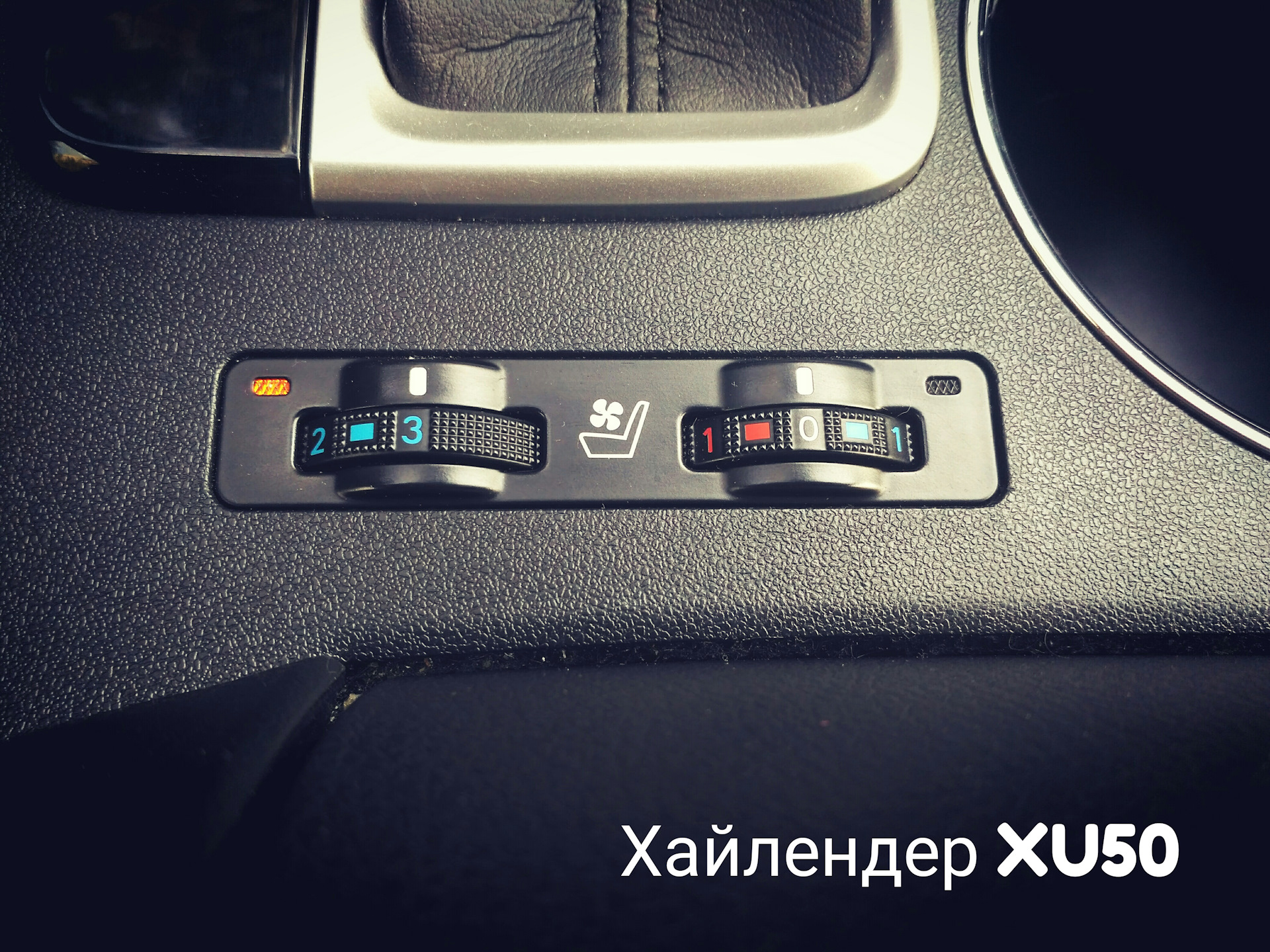 Панель тойота хайлендер 2012. Центральный туннель хайлендер 2001. Как подключить флешку на машине тойота хайлендер гибрид. Тойота хайлендер 2001 центральная консоль. Highlander 2013 interior.