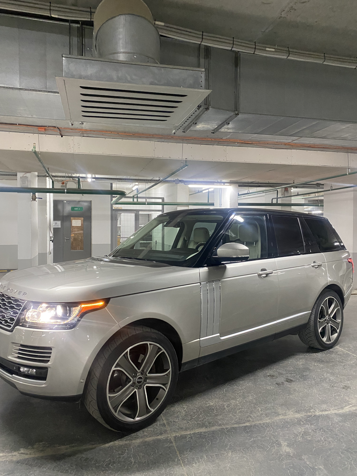 R22 лето — Land Rover Range Rover (4G), 3 л, 2015 года | колёсные диски ...