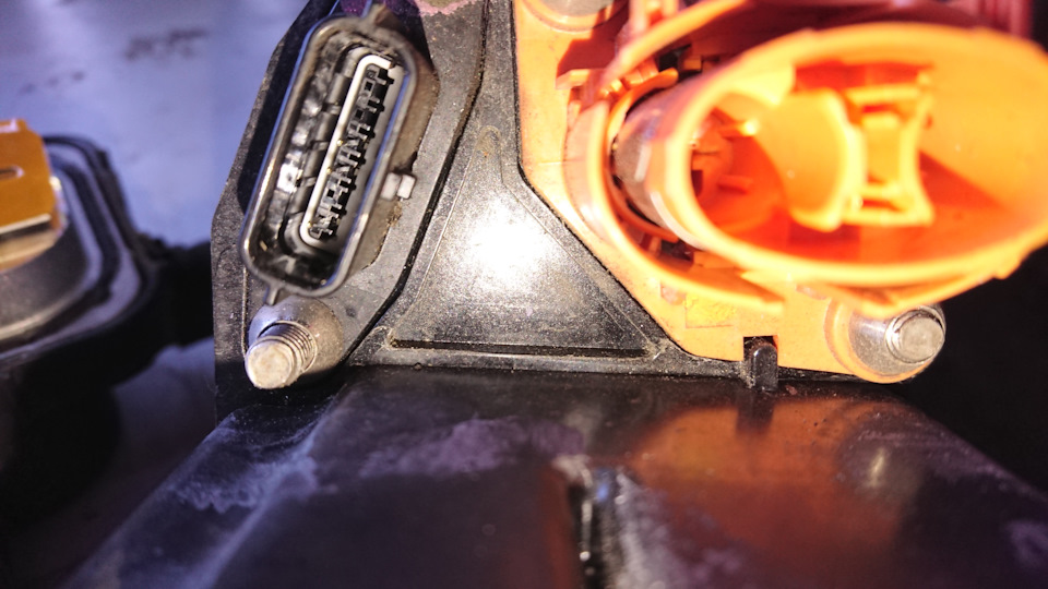 сигнальный разъем для подачи питания 12 вольт и управления K-LINE — Nissan Leaf (1G)