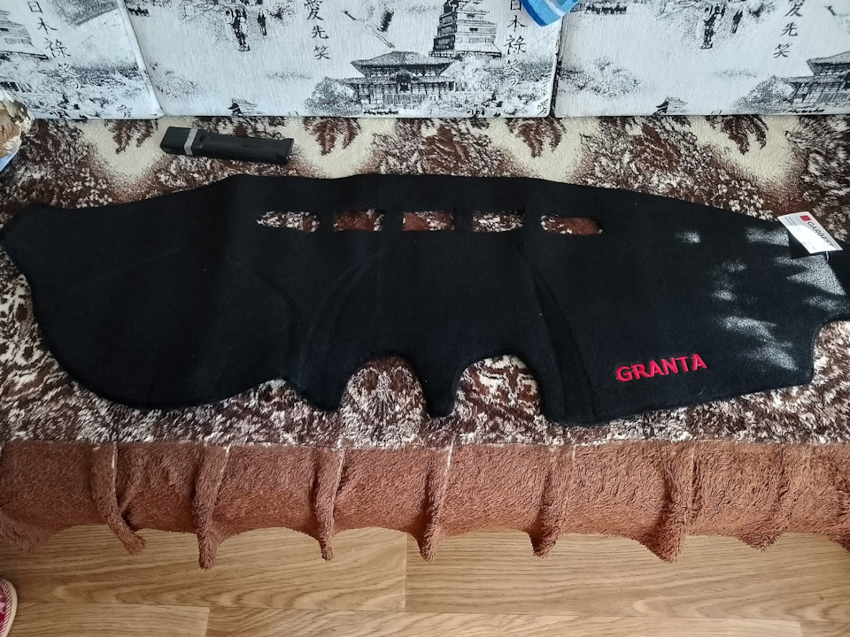 Накладка на торпеду на Lada Granta, вскоре новая оплётка руля и закупка ...