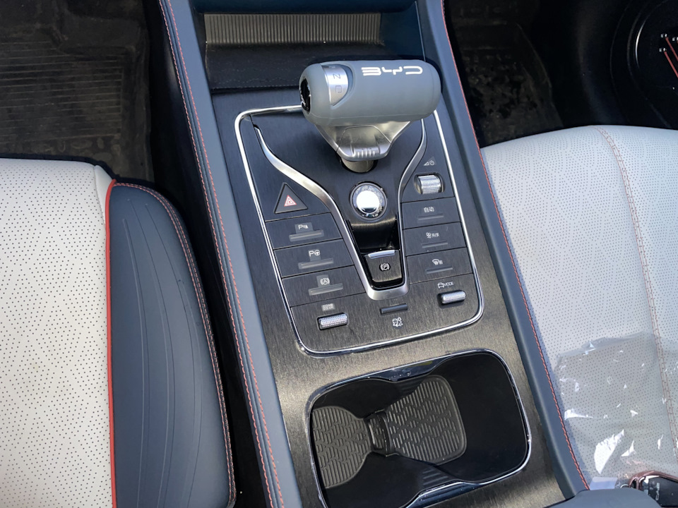 Поклеил виниловую пленку на элементы салона — BYD Yuan Plus, 2023 года ...