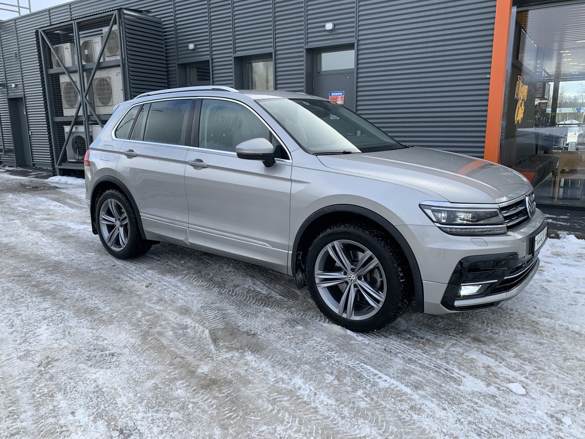 Продать тигуан. Tiguan 2 2019. 265 35 20 Tiguan 2. Тигуан 2 серебристый фото.