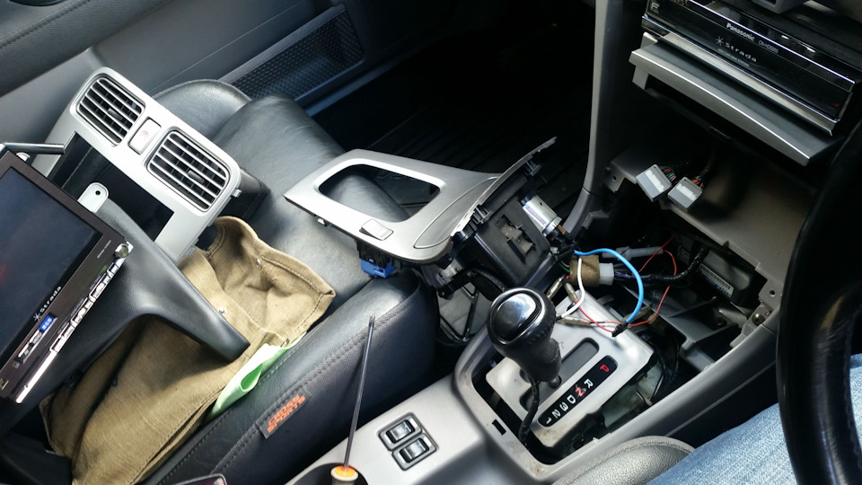 Опять Pioneer AVHX2600BT — Subaru Forester (SG), 2 л., 2005 года