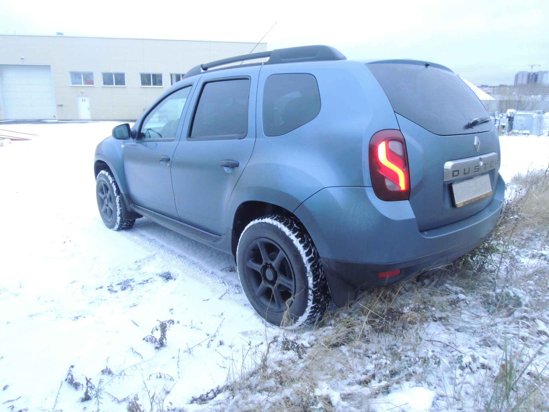 Диски на рено дастер. Диски на Рено Дастер r16. Серебристая краска диски Renault Duster. Duster Bridgestone. Диски на Дастер 1.6.