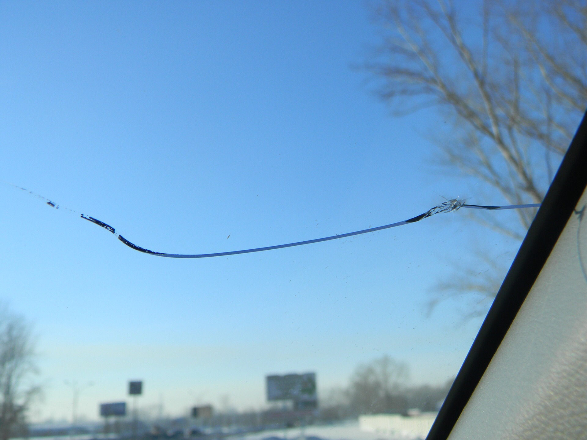 Трещина на лобовом стекле автомобиля. Трещина на лобовом стекле. Трещина на боковом стекле. Трещины на ветровом стекле. Скол на лобовом стекле.