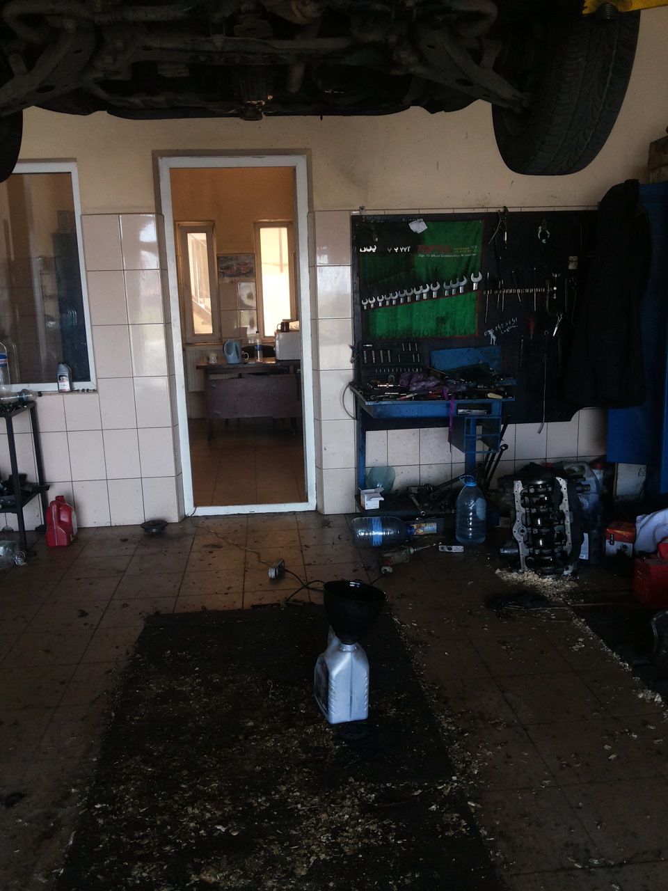 [устранение течи] Нарезка резьбы, замена сливной пробки картера ...