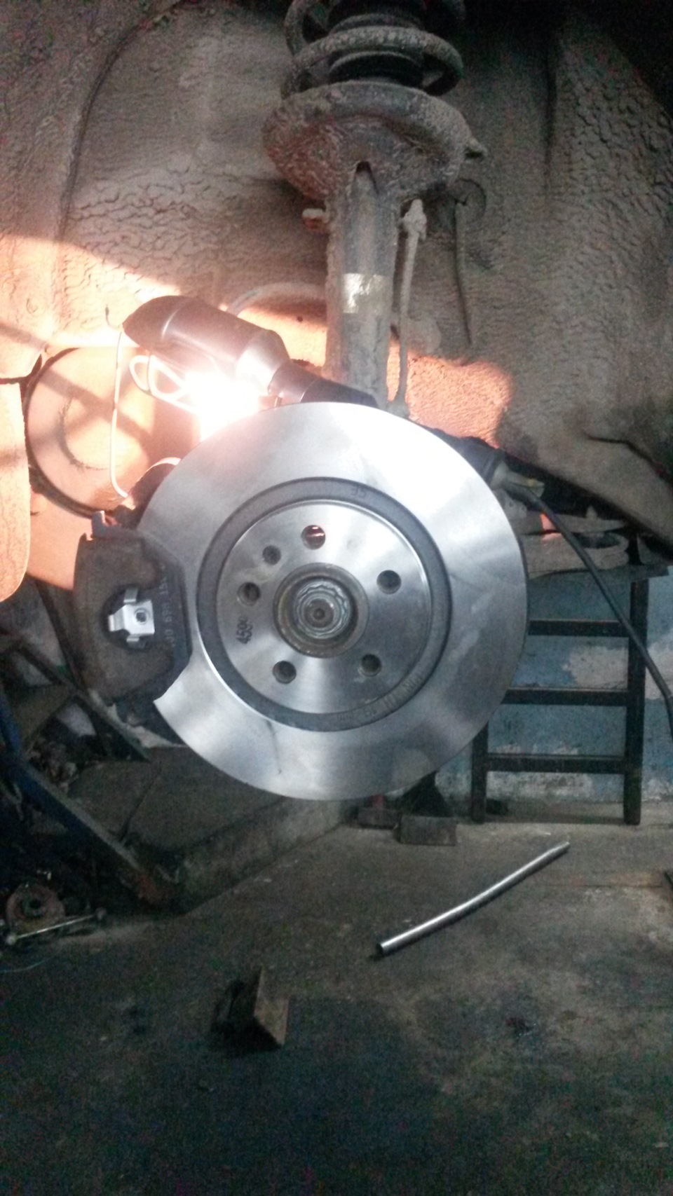 Замена тормозных дисков, и жидкость в гуре. — Volkswagen Jetta IV, 2 л ...