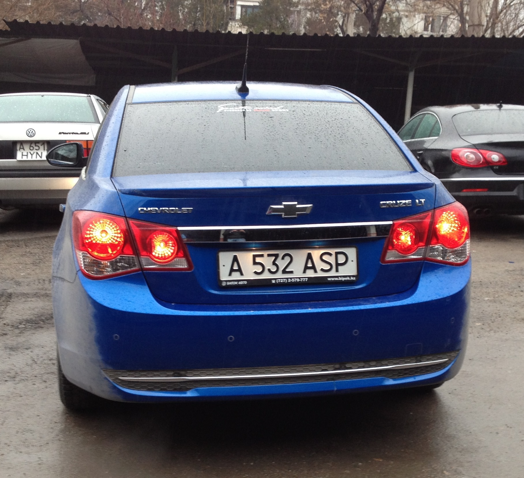 Chevrolet Cruze сзади 2012