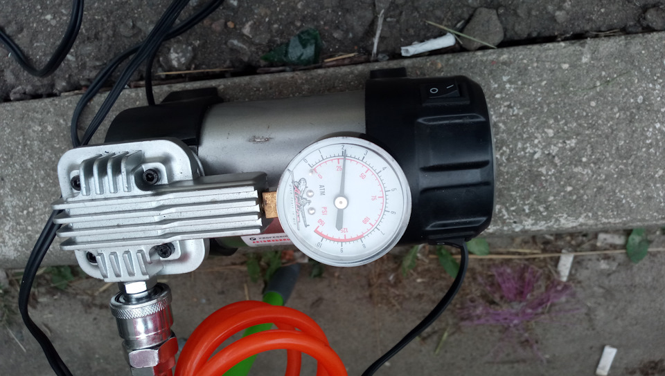 Качаем компрессором до 2 атм., проверяем новую магистраль на предмет протечек. Если всё сухо, то запускаем двигатель. — Daewoo Leganza