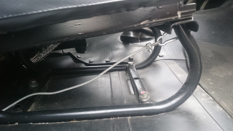 Сверлим отверстие в сиденье. Всё, нехитрый замок готов, осталось решить вопрос с левым баком. Планирую купить крышку с замком, изучаю отзывы. <img src= — УАЗ 315195 Hunter