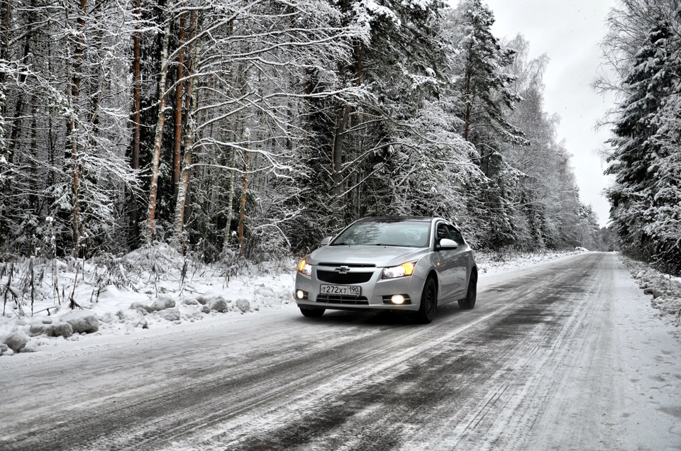 Шевроле круз белый. Шевроле круз в сугробе. Chevrolet cruze зима. Шевроле круз белый зимой. Шевроле круз зима.
