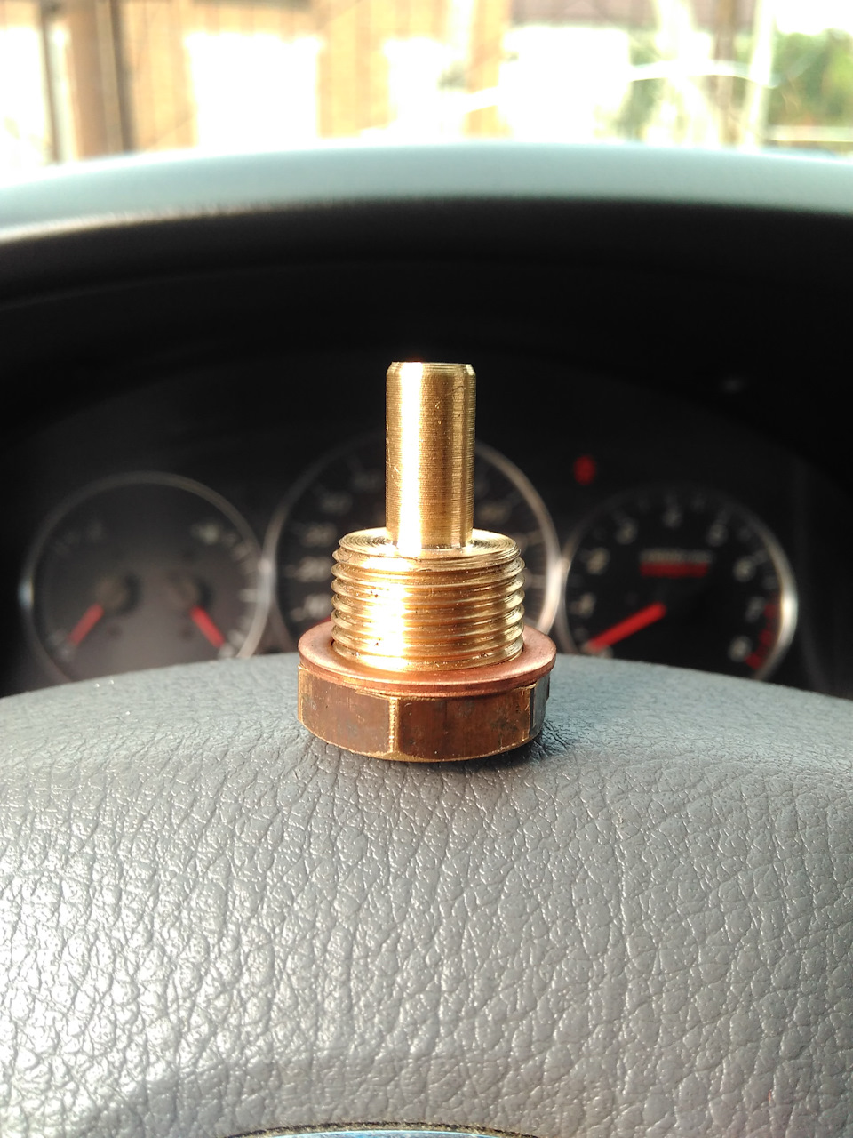 Сама пробка с медным кольцом. — Mazda MPV II