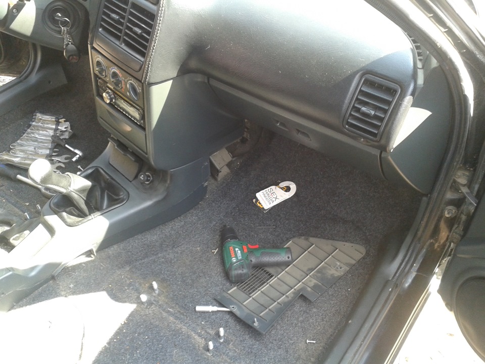 Проклейка торпеды часть 1 — Lada 21124, 1,8 л, 2008 года | своими ...