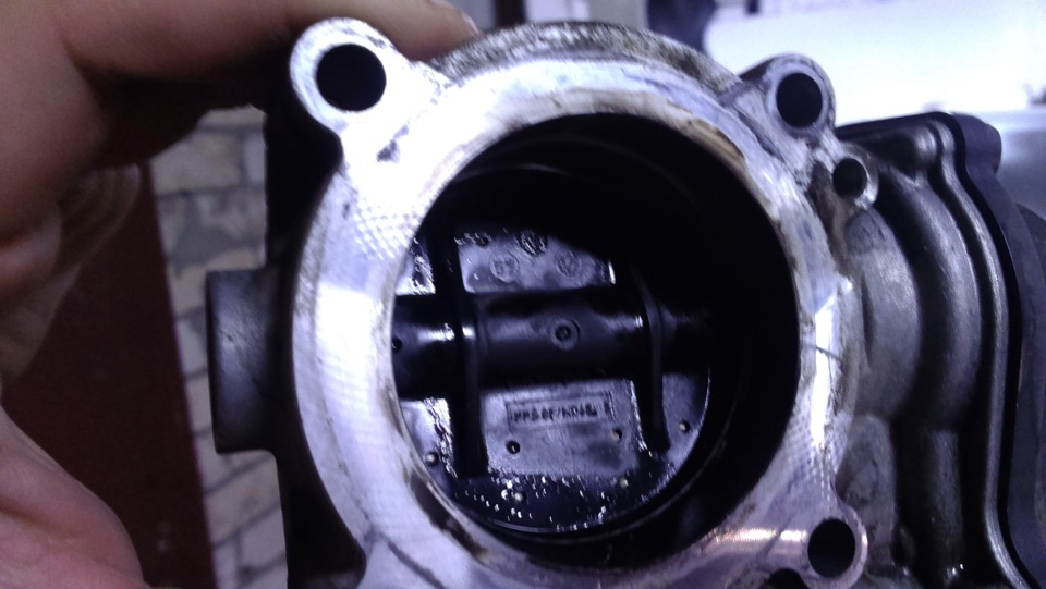 вот в таком состоянии дросельная заслонка будет 30 тысячах — Skoda Octavia RS A7 Mk3