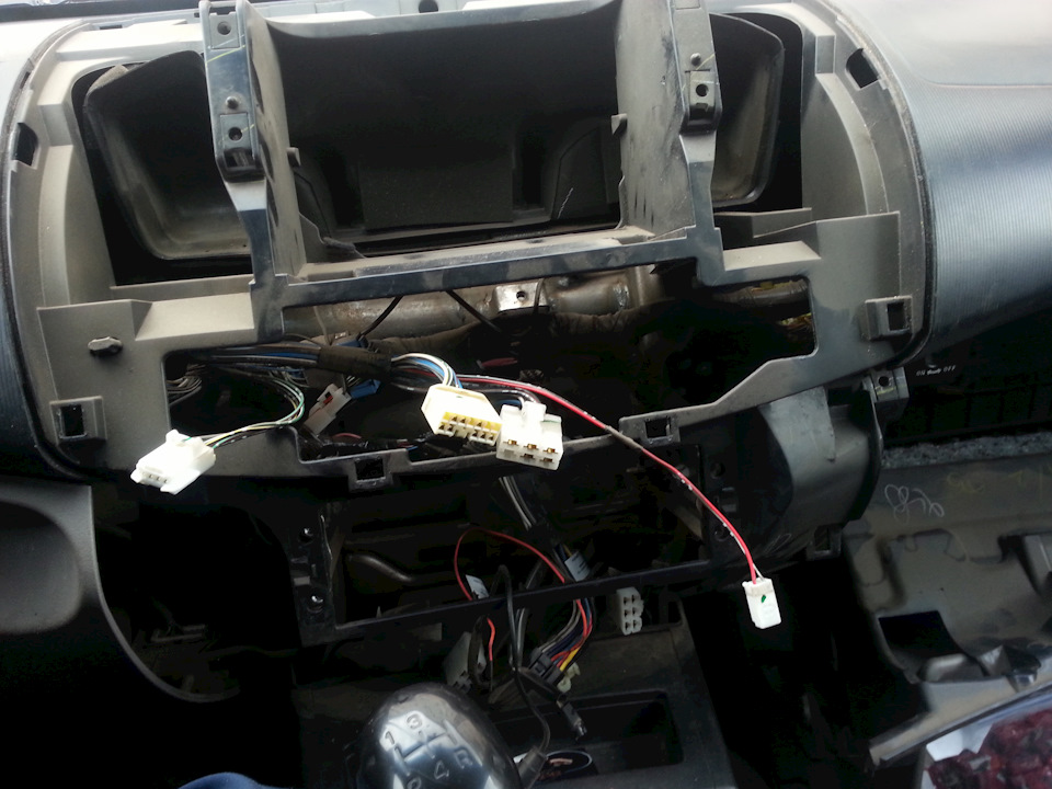 решил поменять лампочки отопителя печки) — Mitsubishi L200 (4G), 2,5 л ...