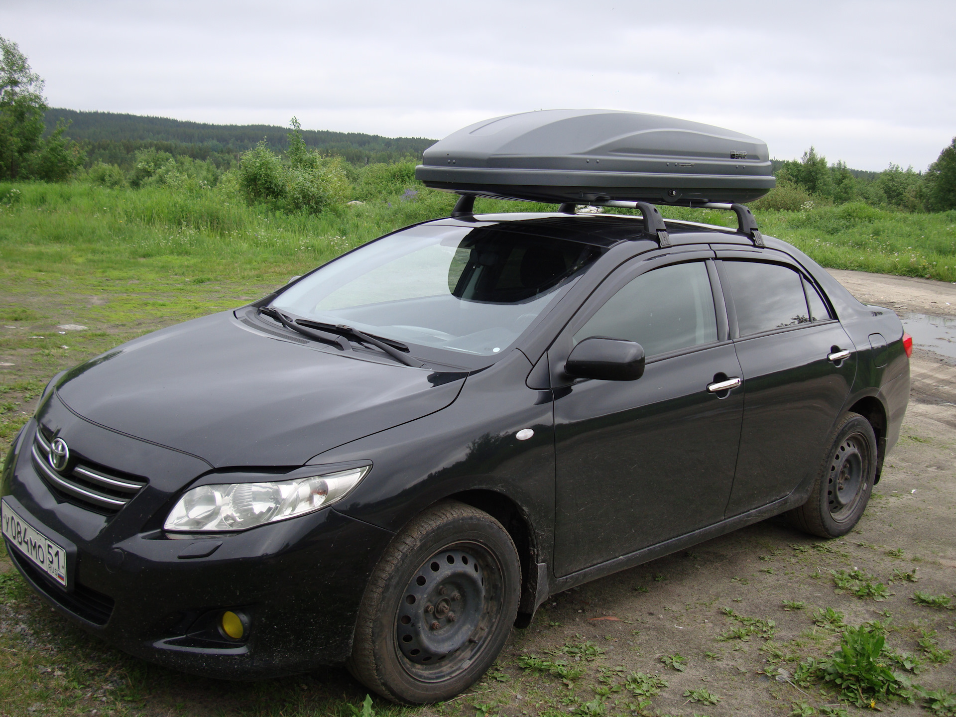 Автобокс на седан. Тойота аурис с боксом на крыше. Багажник аурис 150. Opel Astra g бокс на крышу. Мазда Атенза 2003 багажник на крыше.