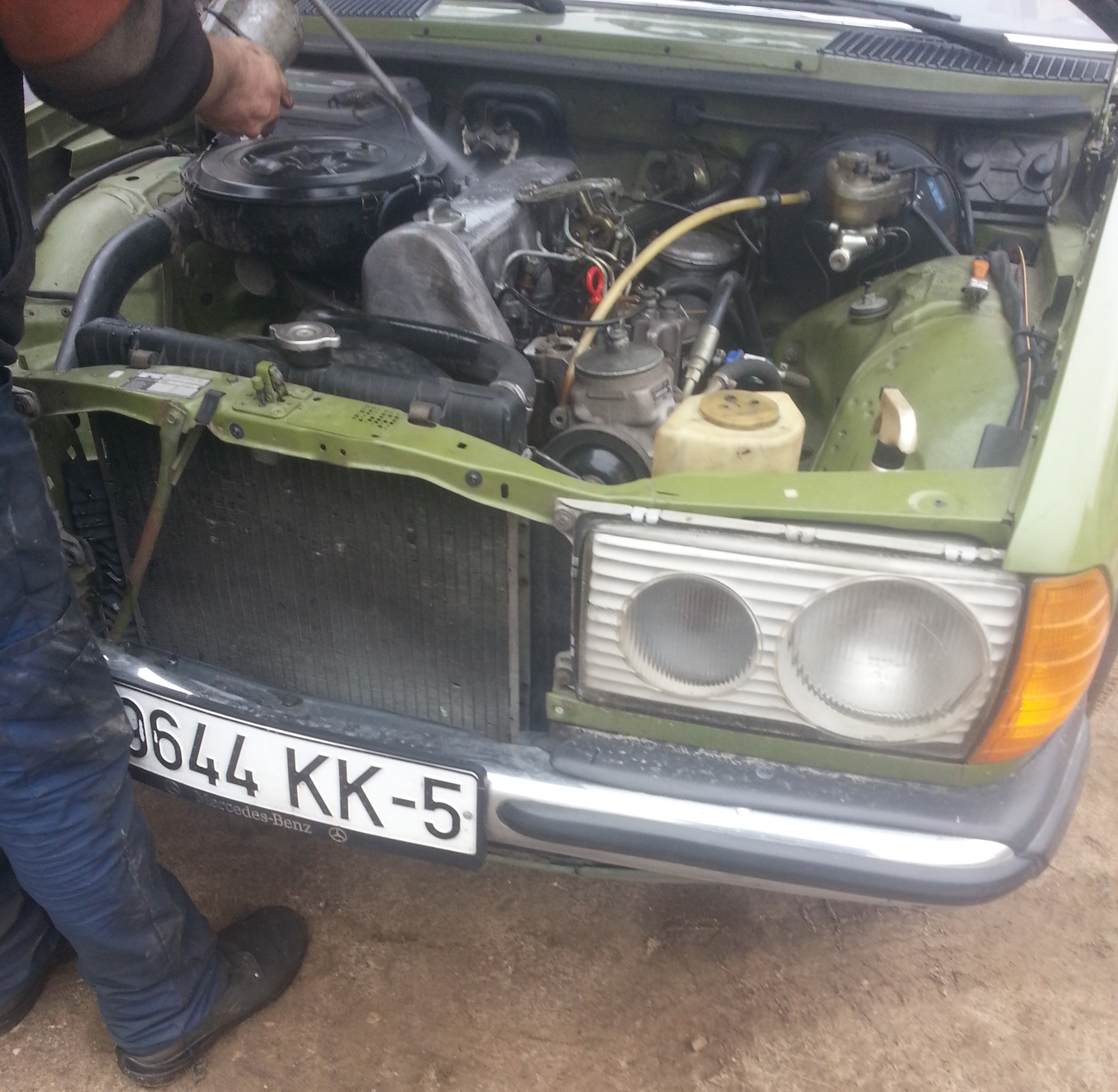 Замена прокладки под клапанной крышкой — Mercedes-Benz W123, 2,4 л ...