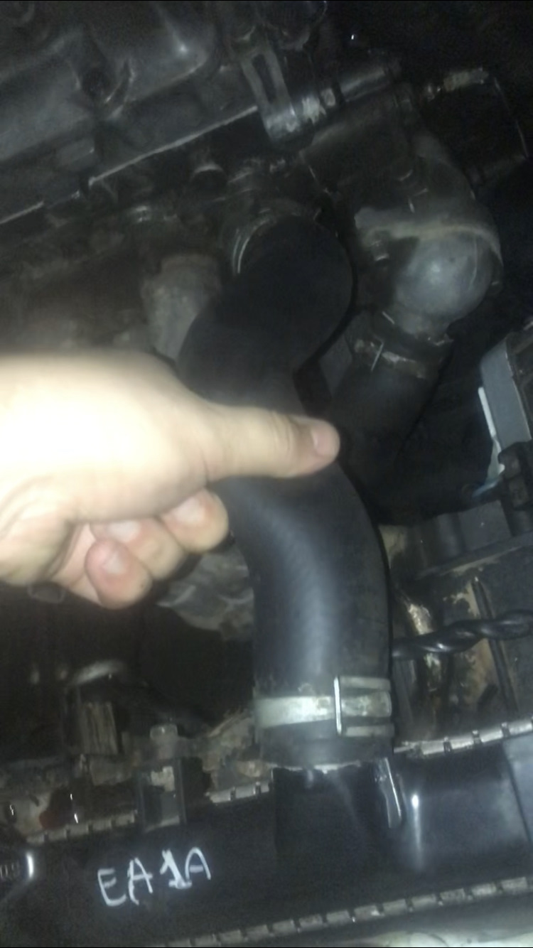 Патрубок системы охлаждения верхний 5vz. Патрубок системы охлаждения 1mz. Нива раздутый патрубок. Патрубок выпускной системы охлаждения двигателя ваз. Патрубки уаз патриот 409.