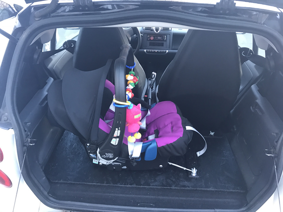 Детское кресло в багажнике автомобиля