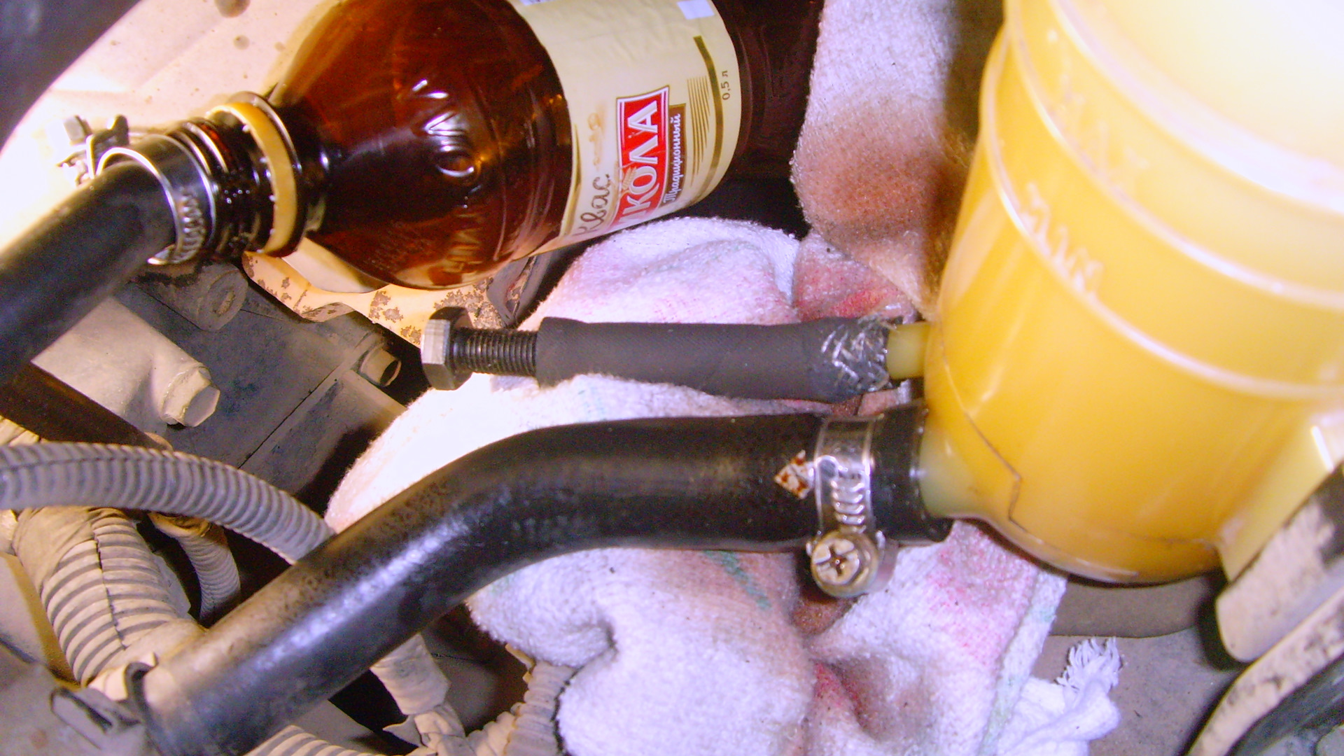 Замена масла через сколько менять. Opel Astra 2006 жидкость ГУР. Opel Antara жидкость в ГУР. Жидкость для ГУР желтого цвета. Фильтр жидкости ГУР JAC.