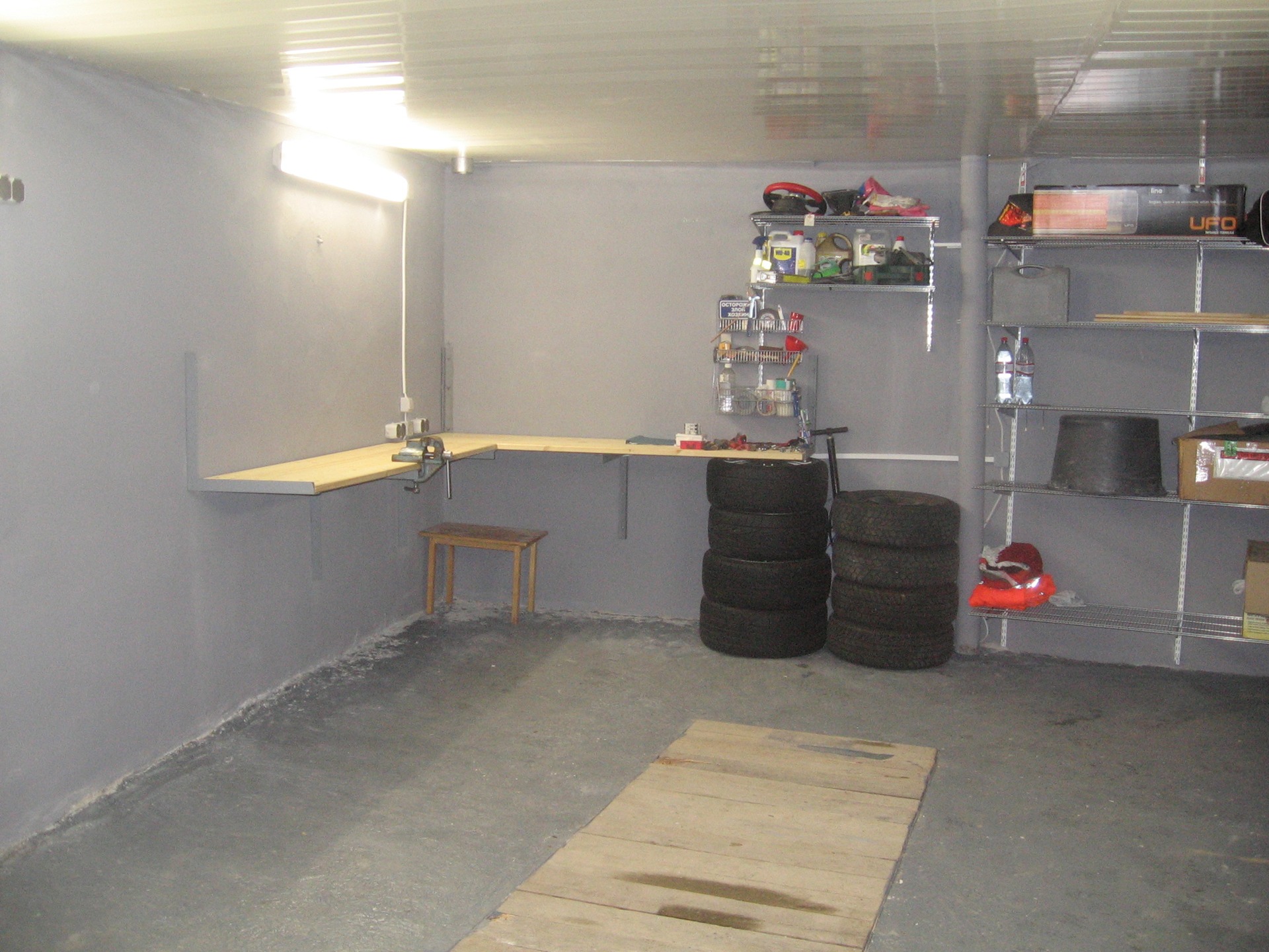 Ремонтный гараж. Внутренняя отделка гаража. Отделка гаража внутри. Обустройство капитального гаража. Отделка гаража изнутри.