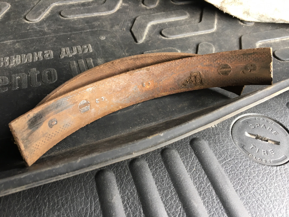 на этом фото отлично видно как были качественно приклеены они! — KIA Sorento (2G)