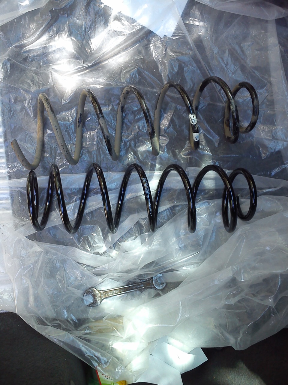 Задние пружины — Renault Laguna II, 1,8 л, 2001 года | своими руками ...