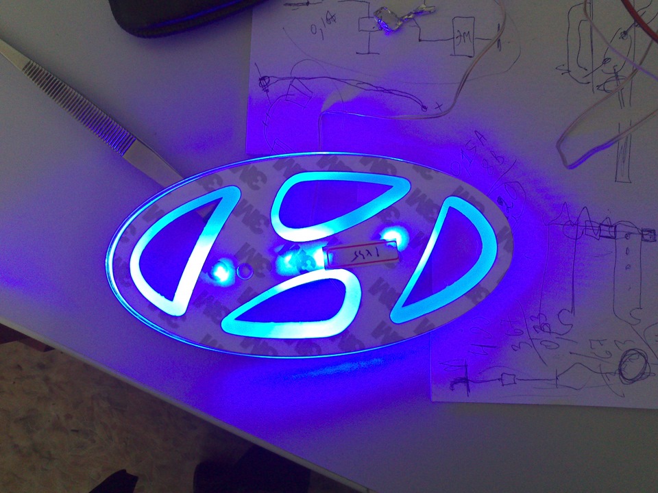 Подсветка логотипа купить. Подсветка логотипа автомобиля Hyundai Tucson. Эмблема с подсветкой. Светящийся логотип. Logo подсветка.