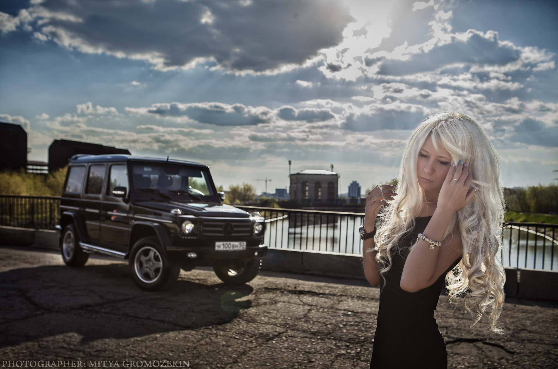 Mercedes Benz Gelandewagen and girls