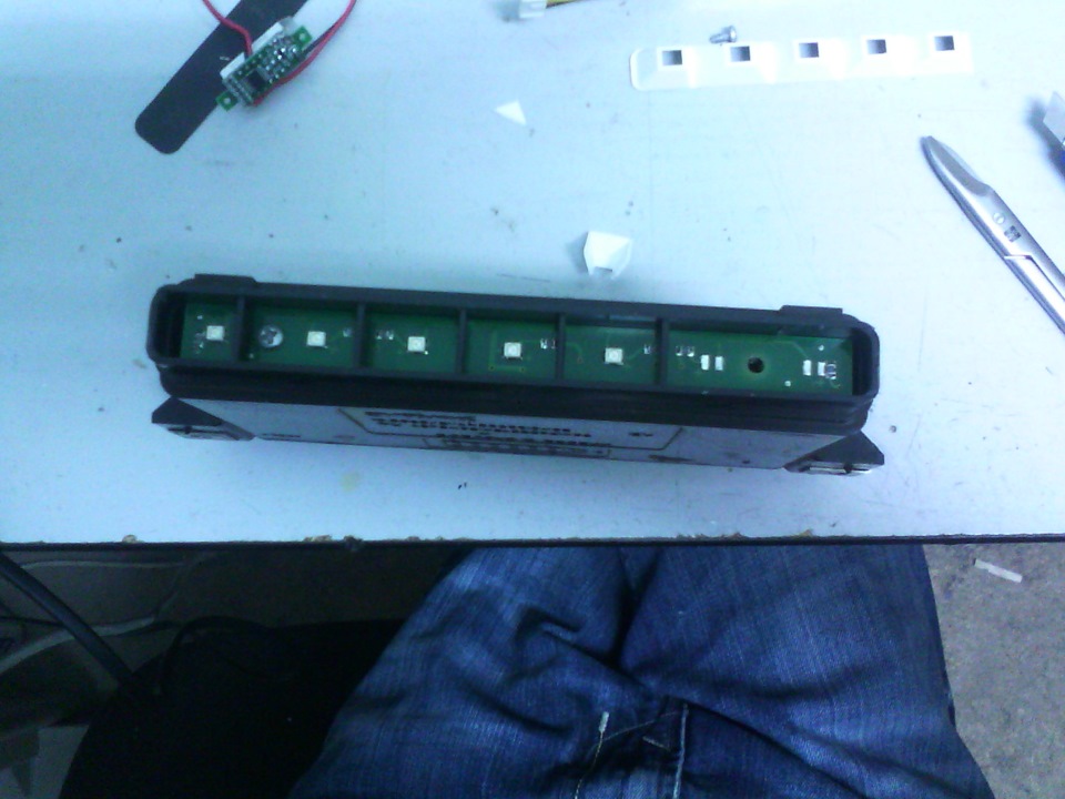 Отпаял два ненужных светодиода для дальнейшей имплантации вольтметра. Отрезал одну перегородку и две ячейки отражателя белого. — Lada 2114