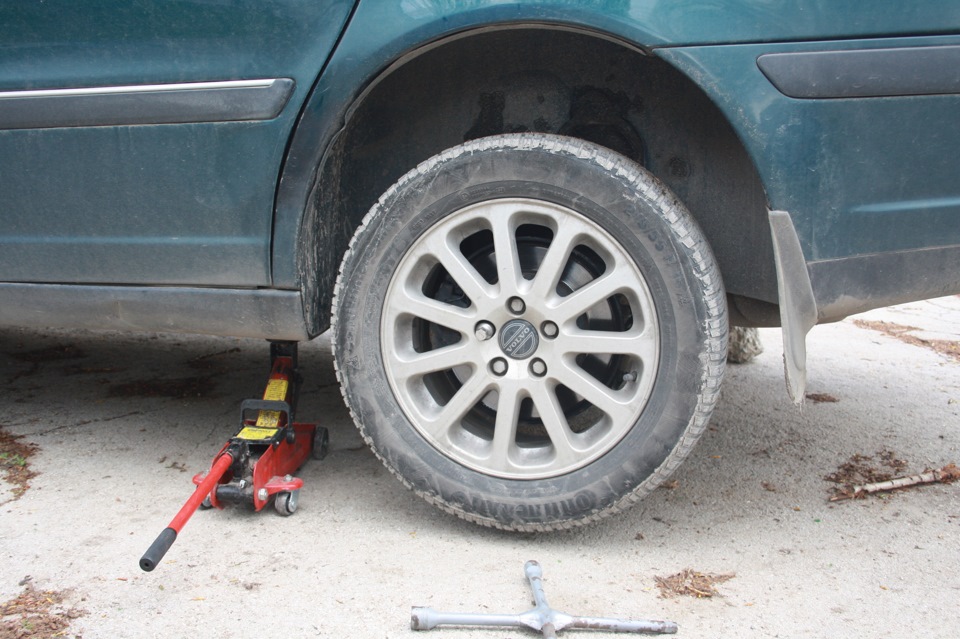 Замена колодок и тормозных дисков — Volvo S80 (1G), 2,4 л, 2002 года ...