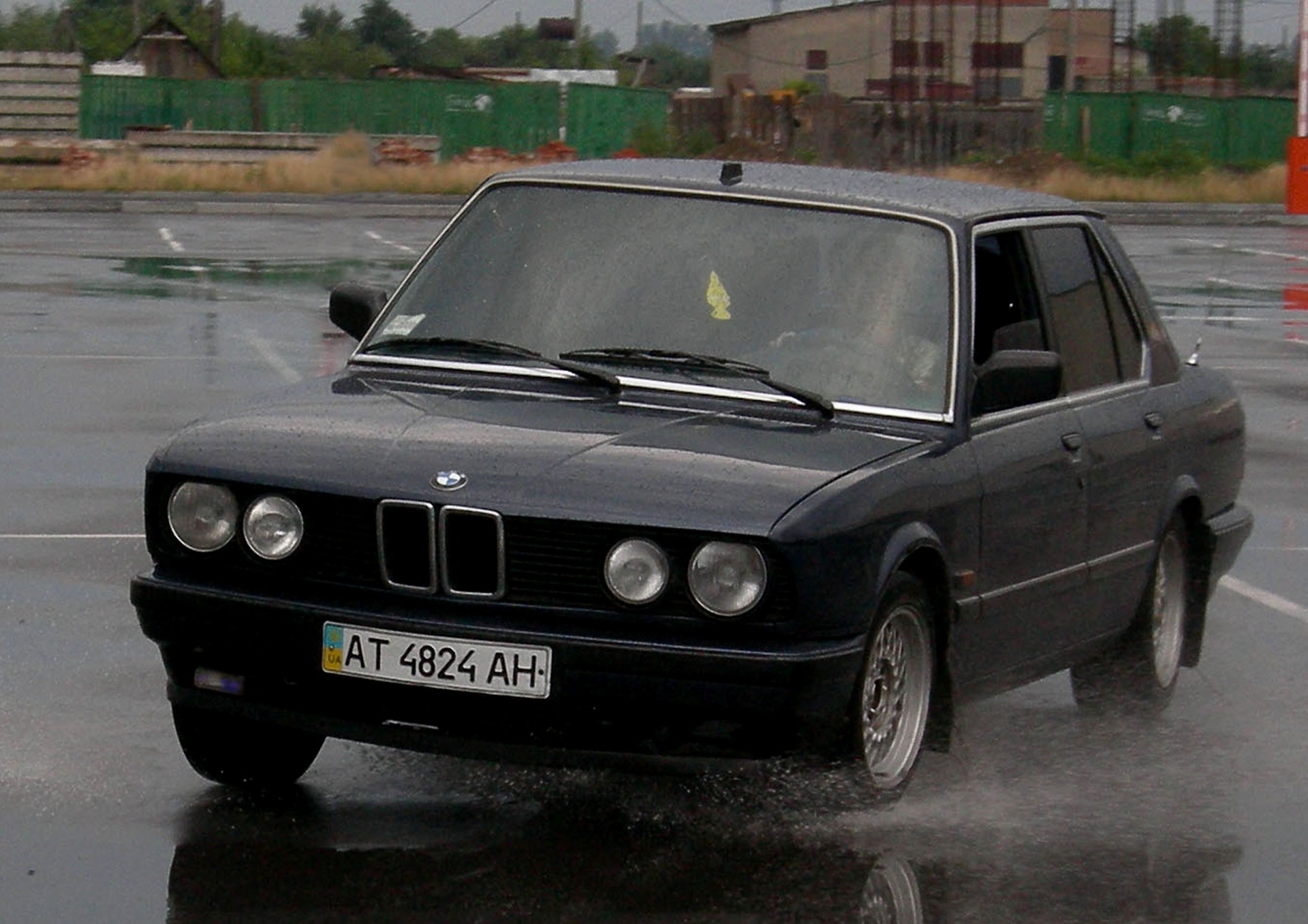 BMW акула 525 красная