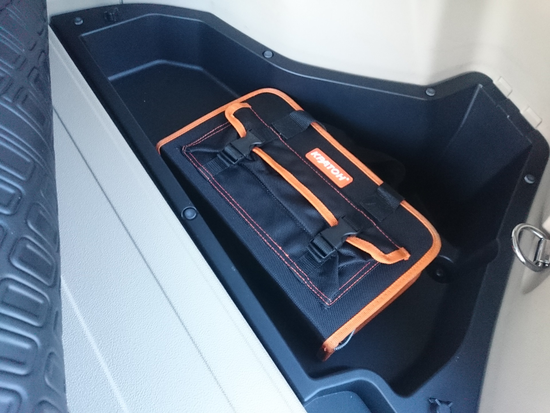 Кармашек багажника е34. Инструмент в багажнике авто. Вешалка в багажник авто. Пластиковые карманы в багажник.